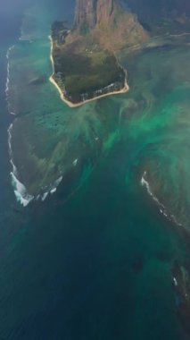 Mauritius Adası 'nda güzel bir göl. Hint Okyanusu 'ndaki bir su altı şelalesinin havadan görünüşü. Mercan resifinin üzerinde İHA uçuşu. Turkuaz su bir turist ve gezginin rüyasıdır..