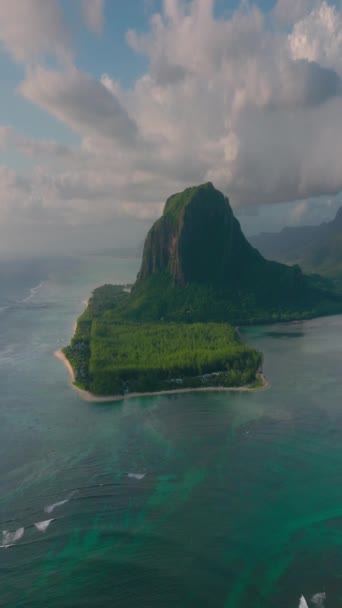 Tutup Terbang Atas Pohon Palem Dan Laguna Pantai Yang Indah — Stok Video