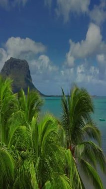 Mauritius Adası 'nda güzel bir göl. Hint Okyanusu 'ndaki bir su altı şelalesinin havadan görünüşü. Mercan resifinin üzerinde İHA uçuşu. Turkuaz su bir turist ve gezginin rüyasıdır..