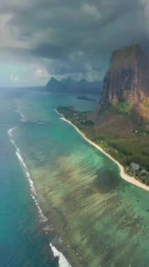 Mauritius Adası 'nda güzel bir göl. Hint Okyanusu 'ndaki bir su altı şelalesinin havadan görünüşü. Mercan resifinin üzerinde İHA uçuşu. Turkuaz su bir turist ve gezginin rüyasıdır..