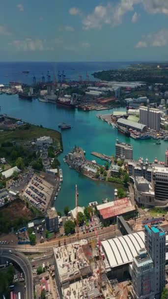 阳光明媚的路易港的空中风景 毛里求斯岛的首都 印度洋上的高楼 岸外银行系统 高质量的4K镜头 — 图库视频影像