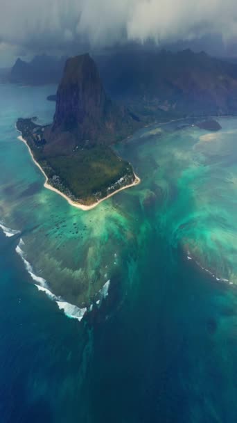 Όμορφη Λιμνοθάλασσα Νησί Μαυρίκιος Αεροφωτογραφία Υποβρύχιου Καταρράκτη Στον Ινδικό Ωκεανό — Αρχείο Βίντεο