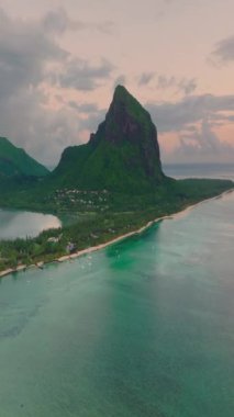 Palmiye ağaçları ve güzel sahil gölünün üzerinden uç. Mauritius 'taki Cennet Adası. Sahil şeridi boyunca manzara manzarası. Mauritius sahilinin havadan görünüşü cennet adasında güneşli bir gün..