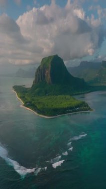 Mauritius Adası 'nda güzel bir göl. Hint Okyanusu 'ndaki bir su altı şelalesinin havadan görünüşü. Mercan resifinin üzerinde İHA uçuşu. Turkuaz su bir turist ve gezginin rüyasıdır..
