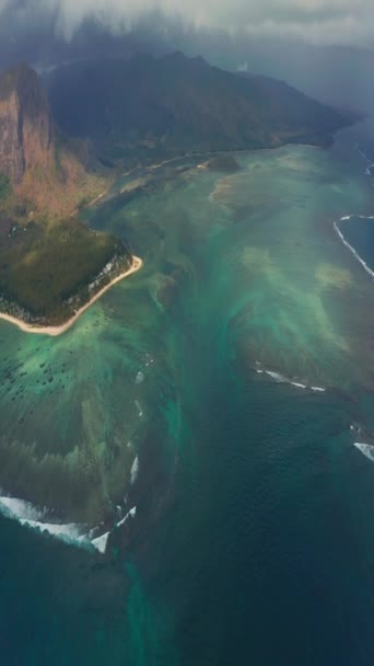 Piękna Laguna Wyspie Mauritius Widok Lotu Ptaka Podwodny Wodospad Oceanie — Wideo stockowe