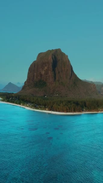 美しいラグーン モーリシャス島 インド洋の水中滝の空中観測 サンゴ礁を飛行するドローン ターコイズの水は観光客と旅行者の夢です — ストック動画
