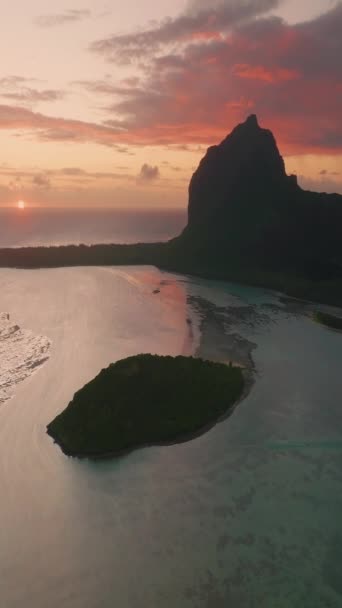 毛里求斯岛美丽的泻湖 印度洋水下瀑布的空中景观 无人机在珊瑚礁上空飞行绿松石水是游客和旅行者的梦想 — 图库视频影像