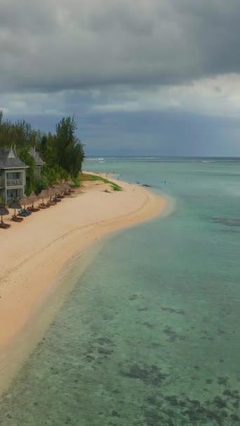 Primer Plano Volar Sobre Palmeras Hermosa Laguna Playa Isla Paradisíaca — Vídeo de stock