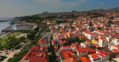 Portekiz 'in Madeiras başkenti Funchal' ın havadan görünüşü. Okyanustan, eski şehir marinasına ve dağlara bak..