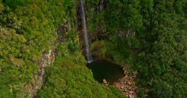 Madeira adasındaki şelalenin havadan görünüşü. Şelale, Portekiz 'in kuzeyindeki kayalık yüzeyi kaplıyor..