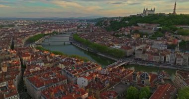 Fransa 'nın Rhone Saone Lyon nehri üzerindeki Lyon Fransa hava manzarası, Basilique Notre Dame de Fourviere Kilisesi.