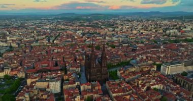 Fransa hava manzaralı, Clermont-Ferrand kilisesi eski şehir merkezinde..