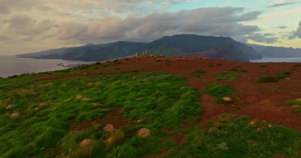 位于葡萄牙马德拉岛的Ponta Sao Lourenco日出时的空中景观 海洋中的褐绿色岩石俯瞰着风车 图库视频片段