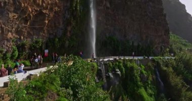 Madeira, Portekiz, 20 Şubat 2024: Madeira adasındaki Angels şelalesinin havadan görünüşü. Şelale kayalıkların üzerinden yola dökülüyor..