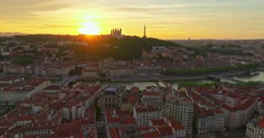 Fransa, Lyon 'un hava manzarası, Basilique Notre Dame de Fourviere Kilisesi günbatımında..
