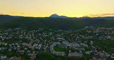 Fransa 'nın eski Clermont-Ferrand kasabasının havadan görünüşü arkadaki puy de Dome, Clermont-Ferrand, volkanik dağ.