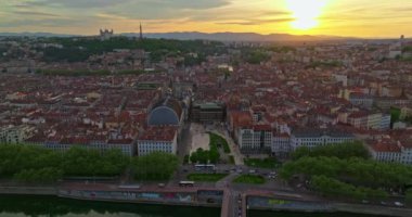 Fransa, Lyon, 02 Mayıs 2024: Fransa 'nın havadan görünüşü, Basilique Notre Dame de Fourviere Kilisesi gün batımında.