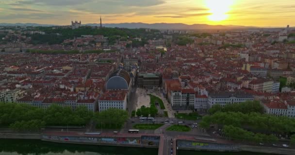 法国里昂 2024年5月2日 法国里昂的空中景观 日落时的第四圣母院 视频剪辑