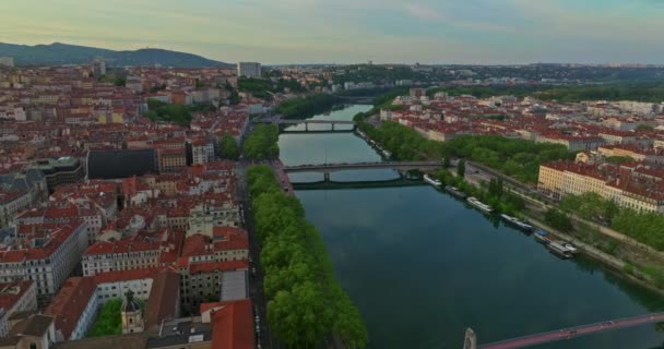 法国里昂 2024年5月2日 日落时罗纳萨恩河通过里昂的空中景观 免版税图库视频