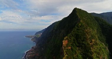 Portekiz 'deki Madeira Adası' nın güzel dağ manzarasının havadan görünüşü.