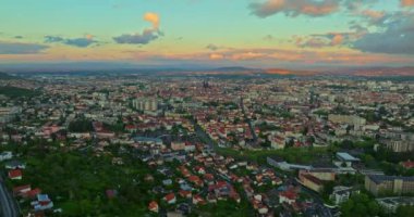 Günbatımında Fransa 'nın eski Clermont-Ferrand kasabasının hava manzarası.