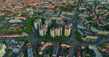 Günbatımında Fransa 'nın eski Clermont-Ferrand kasabasının hava manzarası.