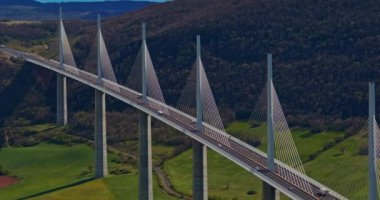 Fransa 'daki köprünün havadan görünüşü, Millau viyadük. Avrupa 'nın en yüksek köprüsü.