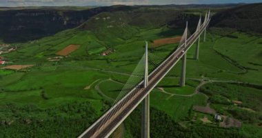 Fransa 'daki köprünün havadan görünüşü, Millau viyadük
