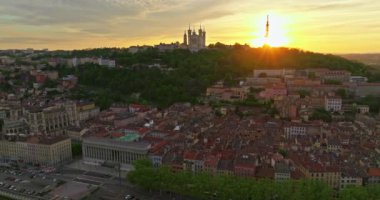 Lyon Fransa 'nın Rhone Saone Lyon nehri üzerindeki hava manzarası, Fransa, Basilique Notre Dame de Fourviere Kilisesi günbatımında.
