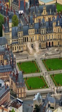 Ortaçağ kraliyet kalesi Fontainebleau, Fransa 'nın havadan görünüşü. Fontainebleau Kalesi. Fransız hükümdarlarının konutu. Fontainebleau Kalesi Ortaçağ tarihi kalesi.