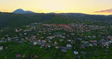 Fransa 'nın eski Clermont-Ferrand kasabasının havadan görünüşü arkadaki puy de Dome, Clermont-Ferrand, volkanik dağ.