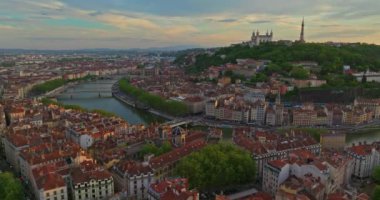Fransa 'nın Rhone Saone Lyon nehri üzerindeki Lyon Fransa hava manzarası, Basilique Notre Dame de Fourviere Kilisesi.
