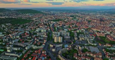 Günbatımında Fransa 'nın eski Clermont-Ferrand kasabasının hava manzarası.