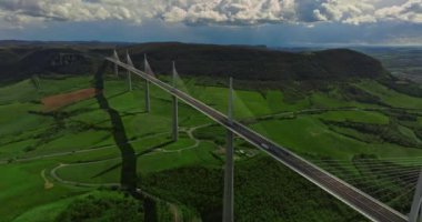 Hava manzaralı Viyadük Millau köprüsü Fransa.