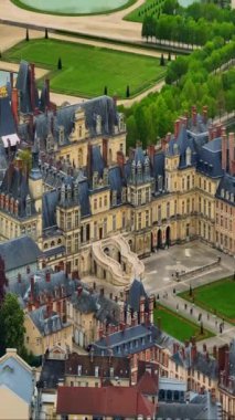 Fontainebleau Kalesi ve bahçesinin havadan görünüşü. Ortaçağ kraliyet kalesi Fontainebleau, Fransa 'nın insansız hava aracı görüşü. Fontainebleau Kalesi.