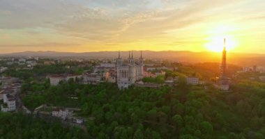 Fransa, Lyon 'un hava manzarası, Basilique Notre Dame de Fourviere Kilisesi günbatımında..