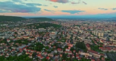 Günbatımında Fransa 'nın eski Clermont-Ferrand kasabasının hava manzarası.