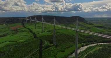 Fransa 'daki köprünün havadan görünüşü, Millau viyadük. Avrupa 'nın en yüksek köprüsü.