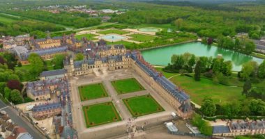 Ortaçağ kraliyet kalesi Fontainebleau, Fransa 'nın havadan görünüşü. Fontainebleau Kalesi. Fransız hükümdarlarının konutu. Fontainebleau Kalesi Ortaçağ tarihi kalesi.