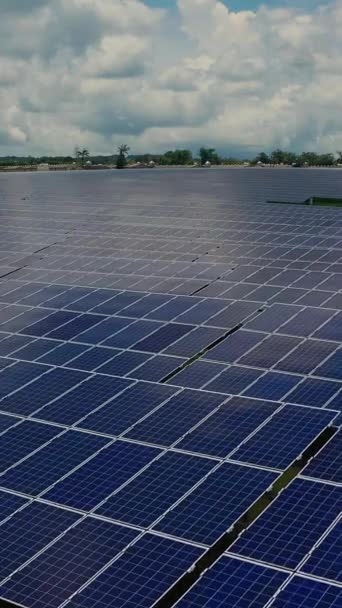 Horní Pohled Novou Sluneční Farmu Řady Moderních Fotovoltaických Solárních Panelů Videoklip
