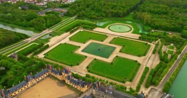 Fontainebleau Kalesi ve bahçesinin havadan görünüşü. Ortaçağ kraliyet kalesi Fontainebleau, Fransa 'nın insansız hava aracı görüşü. Fontainebleau Kalesi.