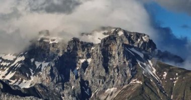 Annecy, Fransa 'nın arka planında dağ var. Alp dağlarında kar var..