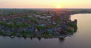 Zaanse Schans, Hollanda 'nın Zaanstad belediyesine bağlı açık hava müzesi. Bölgede yel değirmenleri ve Hollanda mimarisi örnekleri vardır..
