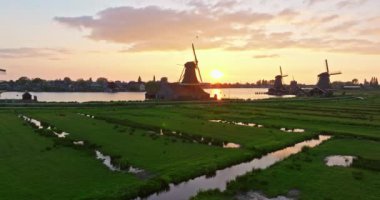 Zaanse Schans, Hollanda 'nın Zaanstad belediyesine bağlı açık hava müzesi. Bölgede yel değirmenleri ve Hollanda mimarisi örnekleri vardır..