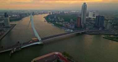 Erasmus Köprüsü 'nün ve Rotterdam, Hollanda' nın merkezinin havadan görüntüsü.