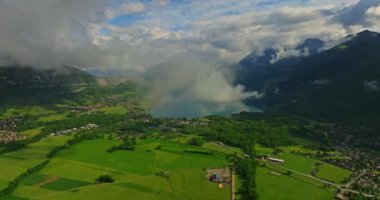 Dağ bulutu manzarası. Güzel doğa Fransa doğal manzara. Annecy, Fransa 'nın havadan görünüşü. Annecy Gölü manzarası. Annecy Gölü 'nü çevreleyen Dağların Panoramik Manzarası.