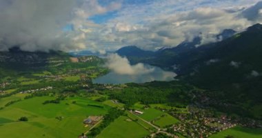 Dağ bulutu manzarası. Güzel doğa Fransa doğal manzara. Annecy, Fransa 'nın havadan görünüşü. Annecy Gölü manzarası. Annecy Gölü 'nü çevreleyen Dağların Panoramik Manzarası.