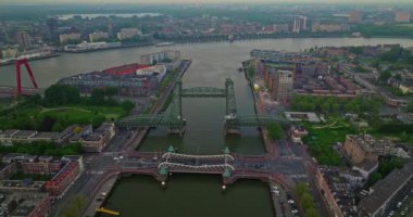 Hollanda 'nın Rotterdam kentindeki Erasmus Köprüsü ve adasının havadan görüntüsü.