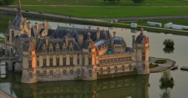 Chantilly, Fransa. Gün batımında güzel Chantilly Sarayı 'nın hava manzarası..