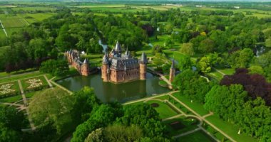 Hava görüntüsü. Utrecht Hollanda, Kasteel de Haar, Haar Hollanda Şatosu 'nun eski tarihi bahçesi Utrecht günbatımında..
